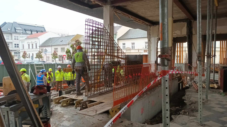 FOTOGALERIE: Vybourány jsou už tři tisíce tun stavebního materiálu