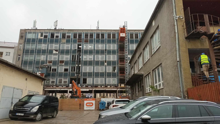 FOTOGALERIE: Vybourány jsou už tři tisíce tun stavebního materiálu