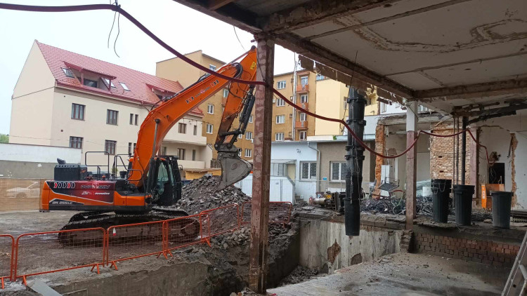 FOTOGALERIE: Vybourány jsou už tři tisíce tun stavebního materiálu