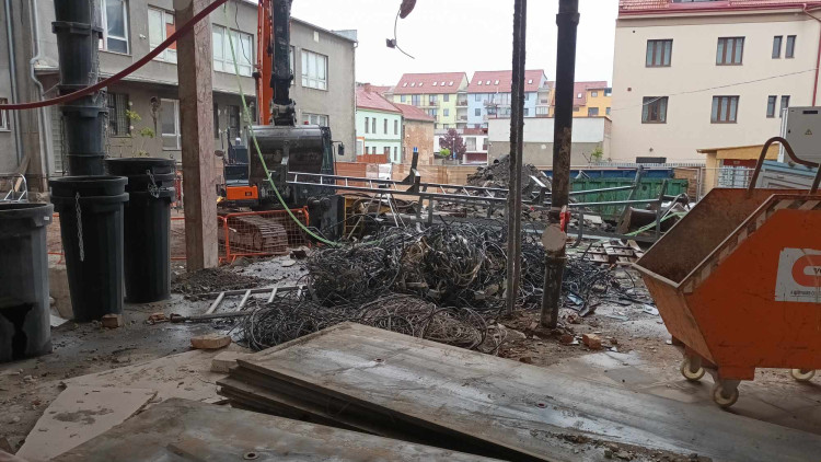 FOTOGALERIE: Vybourány jsou už tři tisíce tun stavebního materiálu