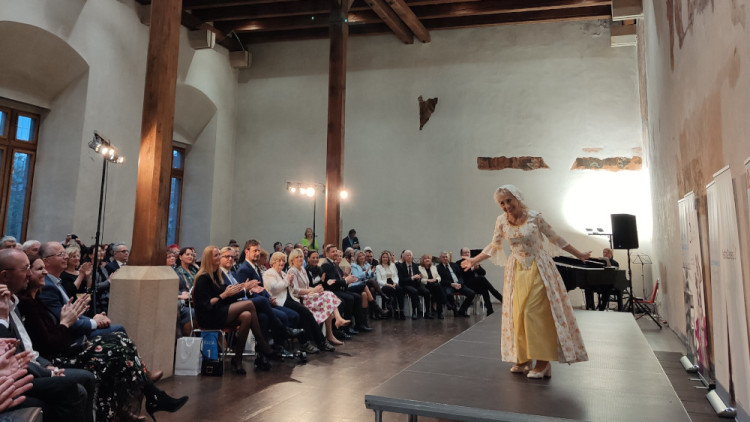 FOTOGALERIE: Netradiční přehlídka historických kostýmů připomněla závažnost rakoviny. Modely se stali sami pacienti