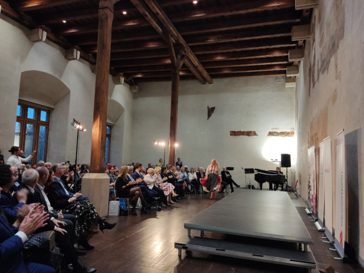 Netradiční přehlídka historických kostýmů připomněla závažnost rakoviny. Modely se stali sami pacienti