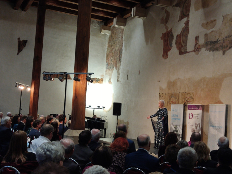 Netradiční přehlídka historických kostýmů připomněla závažnost rakoviny. Modely se stali sami pacienti