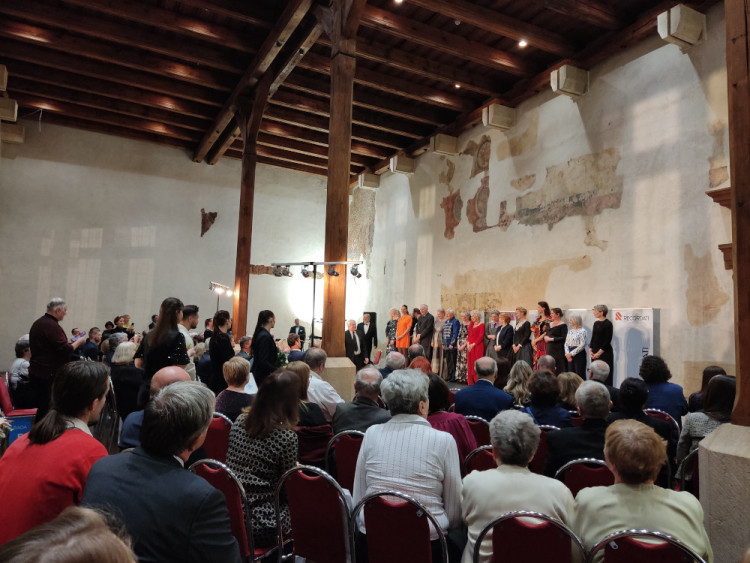 FOTOGALERIE: Netradiční přehlídka historických kostýmů připomněla závažnost rakoviny. Modely se stali sami pacienti