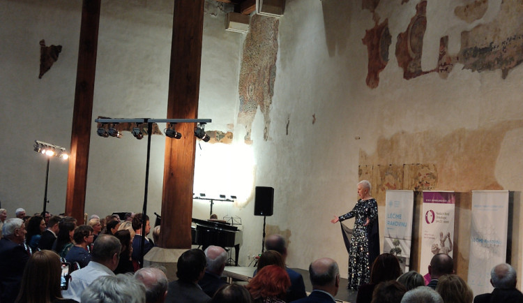 Netradiční přehlídka historických kostýmů připomněla závažnost rakoviny. Modely se stali sami pacienti