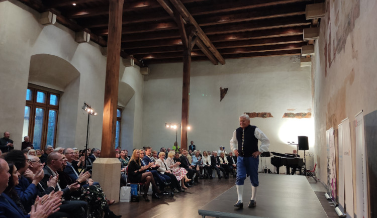 Netradiční přehlídka historických kostýmů připomněla závažnost rakoviny. Modely se stali sami pacienti