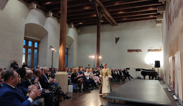 Netradiční přehlídka historických kostýmů připomněla závažnost rakoviny. Modely se stali sami pacienti