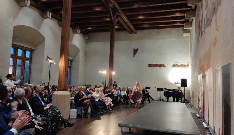 Netradiční přehlídka historických kostýmů připomněla závažnost rakoviny. Modely se stali sami pacienti