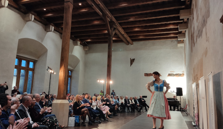 Netradiční přehlídka historických kostýmů připomněla závažnost rakoviny. Modely se stali sami pacienti