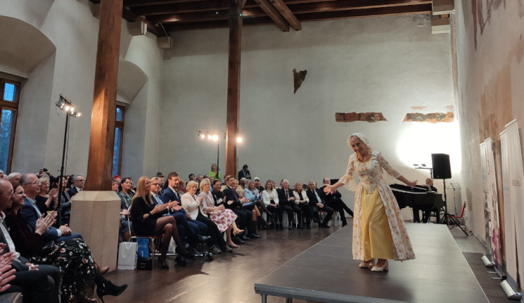 Netradiční přehlídka historických kostýmů připomněla závažnost rakoviny. Modely se stali sami pacienti