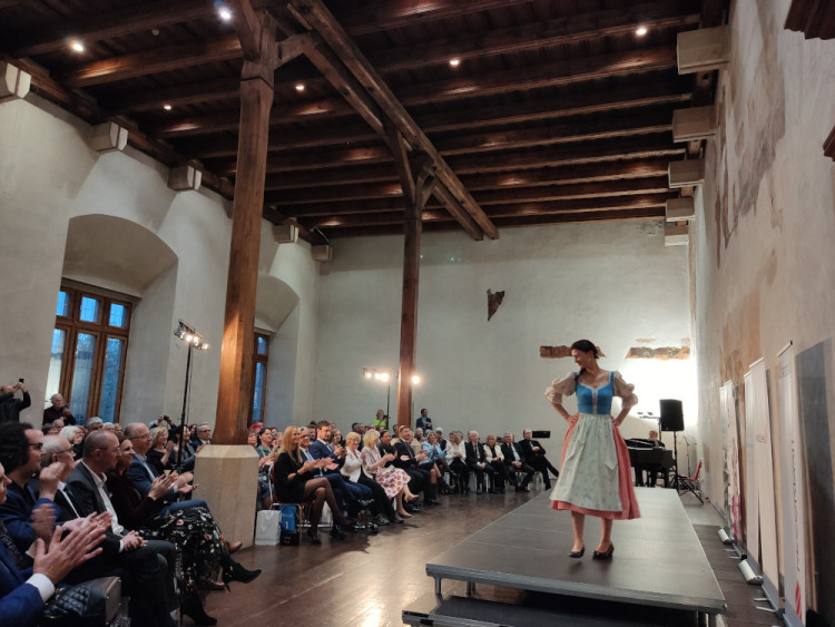 Netradiční přehlídka historických kostýmů připomněla závažnost rakoviny. Modely se stali sami pacienti