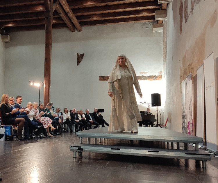 FOTOGALERIE: Netradiční přehlídka historických kostýmů připomněla závažnost rakoviny