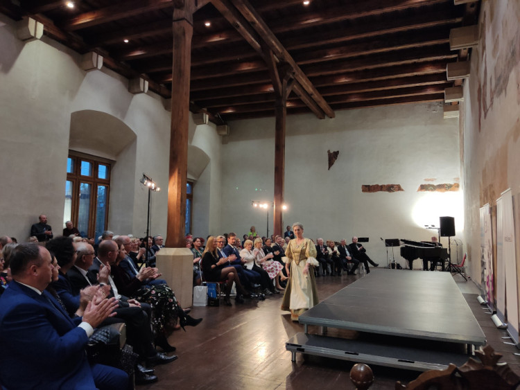 FOTOGALERIE: Netradiční přehlídka historických kostýmů připomněla závažnost rakoviny. Modely se stali sami pacienti