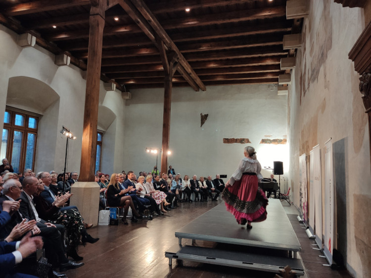 FOTOGALERIE: Netradiční přehlídka historických kostýmů připomněla závažnost rakoviny. Modely se stali sami pacienti