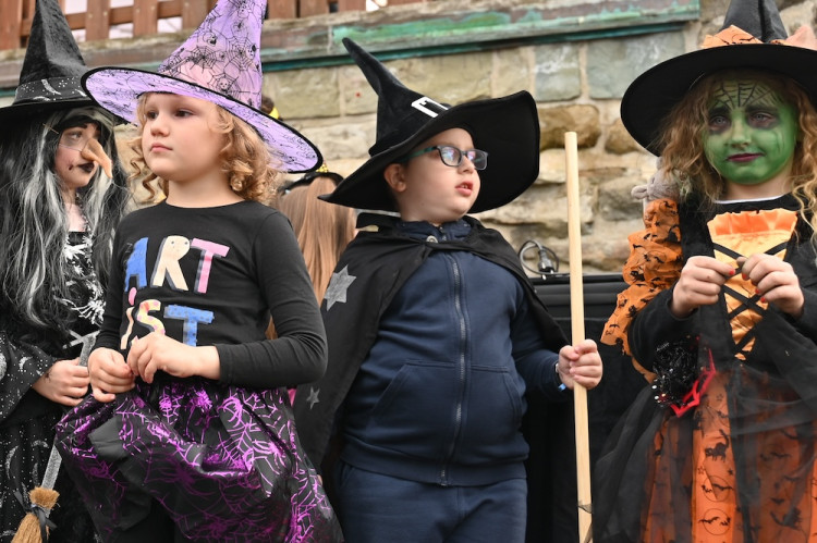 V Ostravě pálili čarodějnici. Lidé oblehli hrad