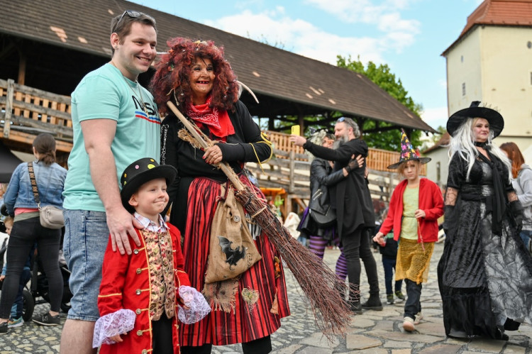 V Ostravě pálili čarodějnici. Lidé oblehli hrad