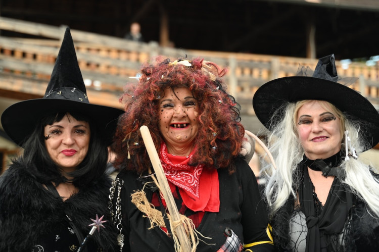 V Ostravě pálili čarodějnici. Lidé oblehli hrad