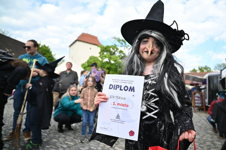 V Ostravě pálili čarodějnici. Lidé oblehli hrad