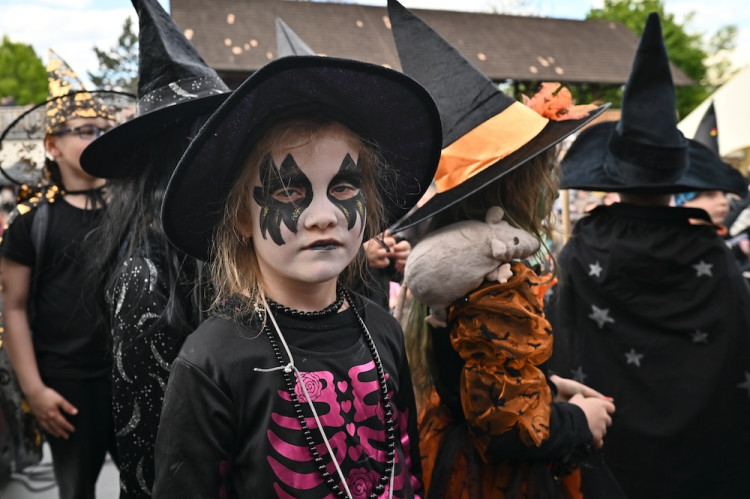 V Ostravě pálili čarodějnici. Lidé oblehli hrad