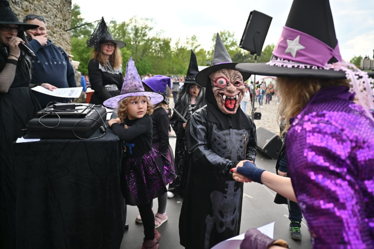 V Ostravě pálili čarodějnici. Lidé oblehli hrad