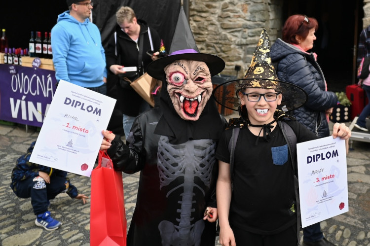 V Ostravě pálili čarodějnici. Lidé oblehli hrad