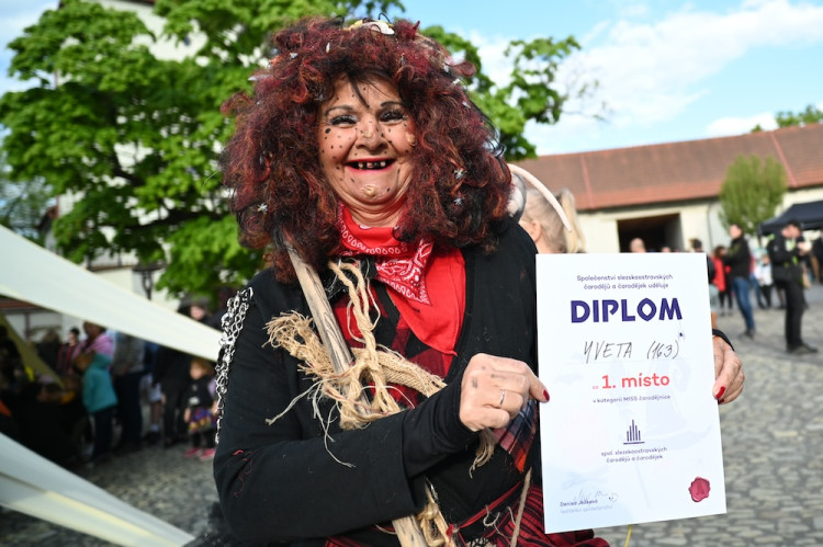 V Ostravě pálili čarodějnici. Lidé oblehli hrad