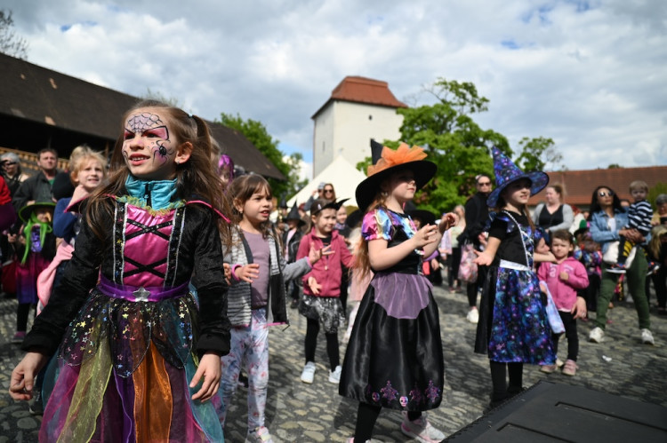V Ostravě pálili čarodějnici. Lidé oblehli hrad