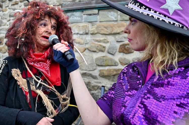 V Ostravě pálili čarodějnici. Lidé oblehli hrad