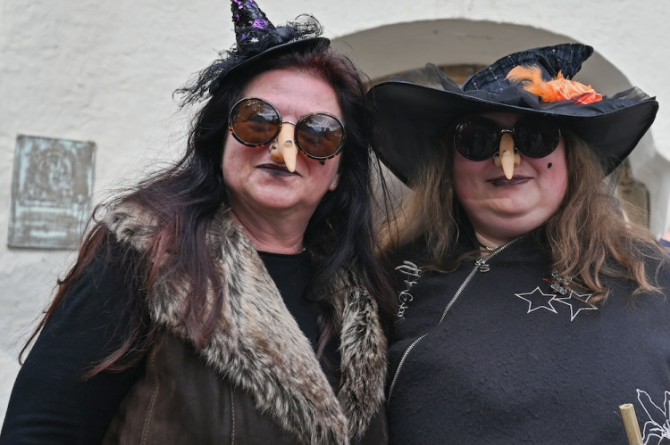 V Ostravě pálili čarodějnici. Lidé oblehli hrad