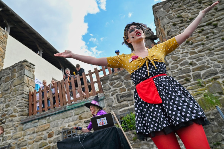 V Ostravě pálili čarodějnici. Lidé oblehli hrad