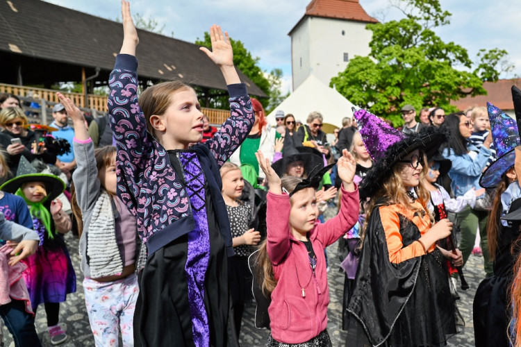 V Ostravě pálili čarodějnici. Lidé oblehli hrad
