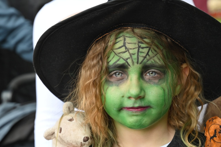 V Ostravě pálili čarodějnici. Lidé oblehli hrad