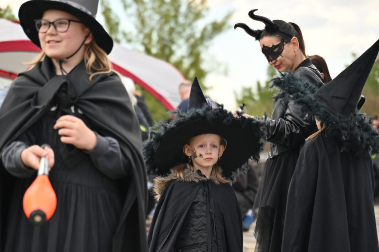 V Ostravě pálili čarodějnici. Lidé oblehli hrad