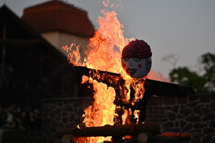 V Ostravě pálili čarodějnici. Lidé oblehli hrad