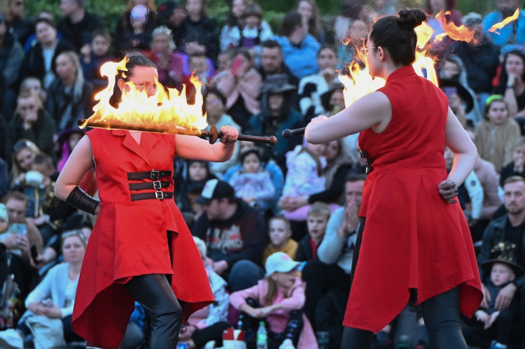 V Ostravě pálili čarodějnici. Lidé oblehli hrad