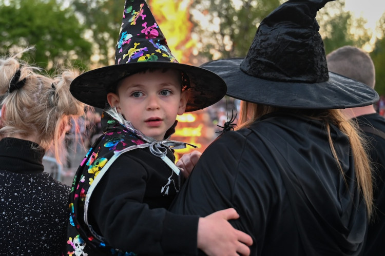 V Ostravě pálili čarodějnici. Lidé oblehli hrad