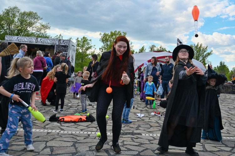 V Ostravě pálili čarodějnici. Lidé oblehli hrad