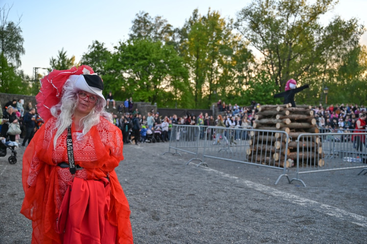 V Ostravě pálili čarodějnici. Lidé oblehli hrad