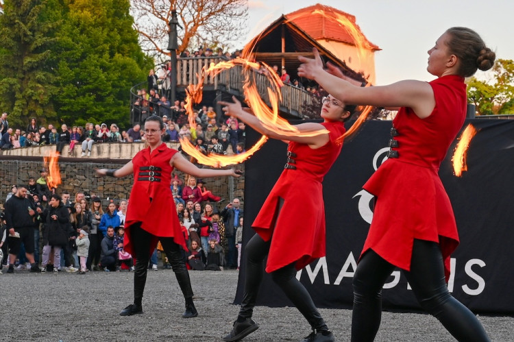 V Ostravě pálili čarodějnici. Lidé oblehli hrad