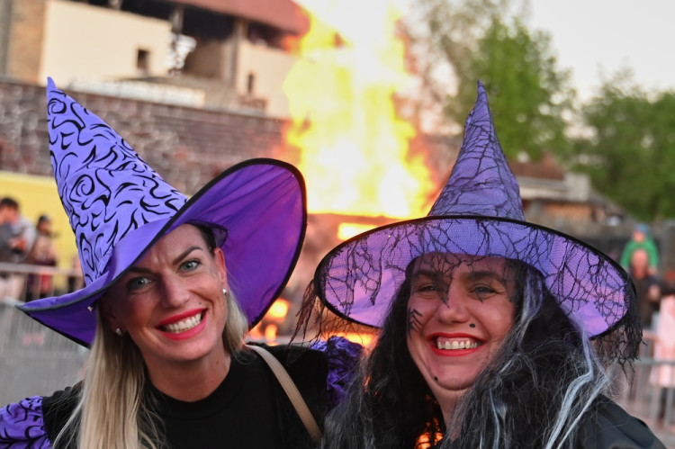 V Ostravě pálili čarodějnici. Lidé oblehli hrad