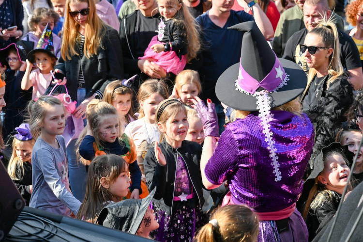 V Ostravě pálili čarodějnici. Lidé oblehli hrad