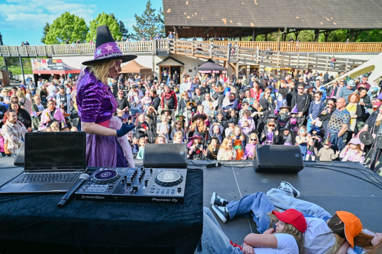 V Ostravě pálili čarodějnici. Lidé oblehli hrad