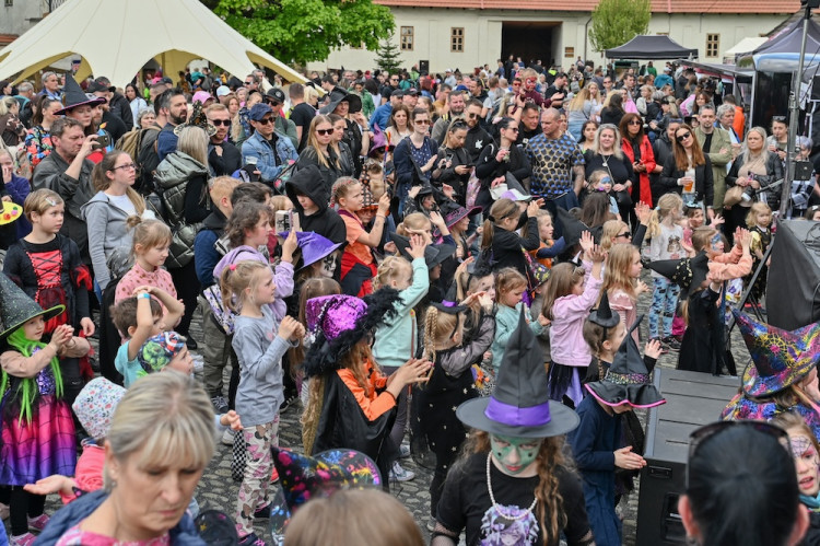 V Ostravě pálili čarodějnici. Lidé oblehli hrad