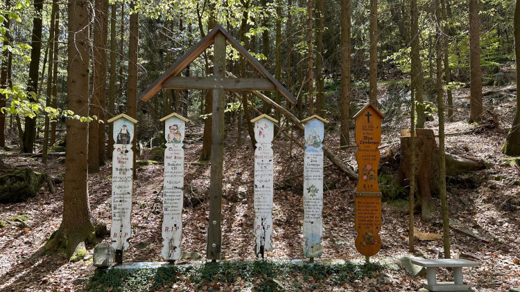 Po cestě uvidíte i tato šumavská umrlčí prkna