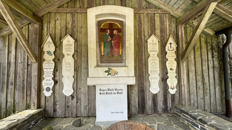 Po cestě uvidíte i tato šumavská umrlčí prkna