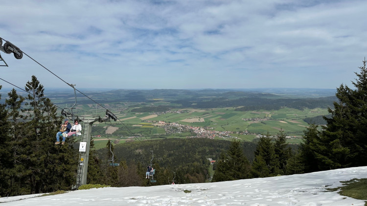 Pohled na sjezdovku od horní stanice lanovky