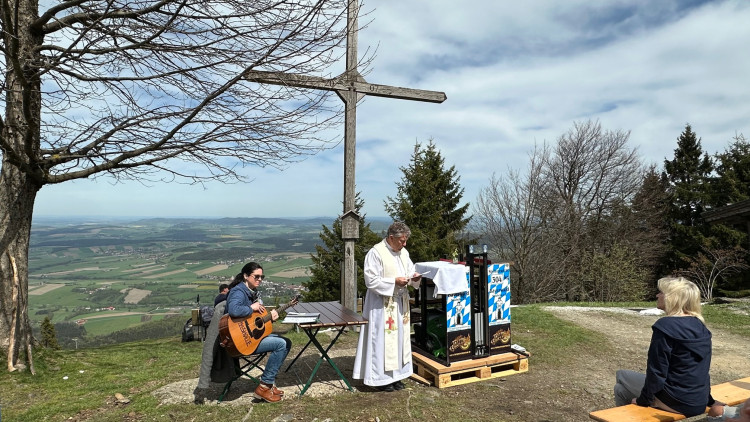 Bohoslužba na vrcholku Hoher Bogen