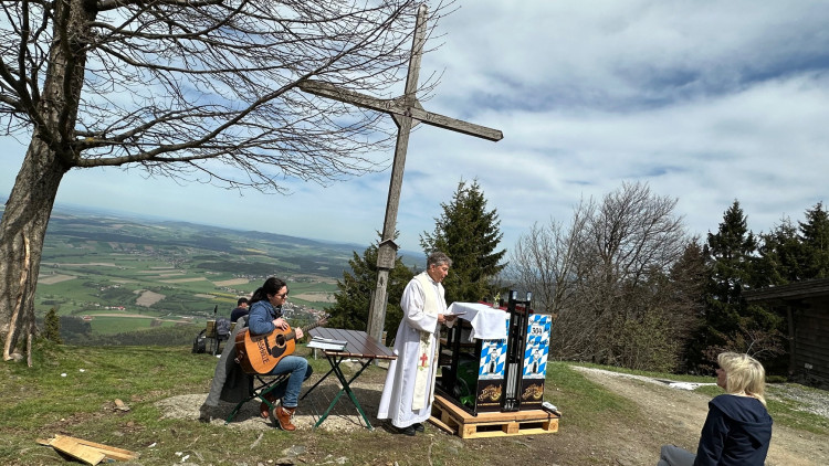 Bohoslužba na vrcholku Hoher Bogen
