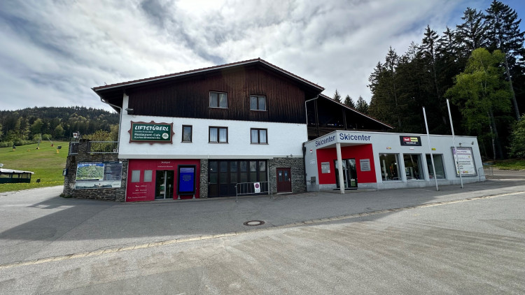 Začátek trasy na parkovišti u dolní stanice lanovky na Hoher Bogen