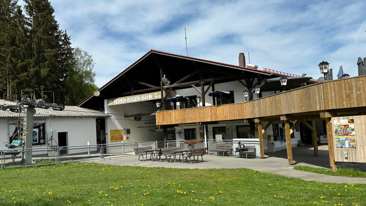 Začátek trasy na parkovišti u dolní stanice lanovky na Hoher Bogen